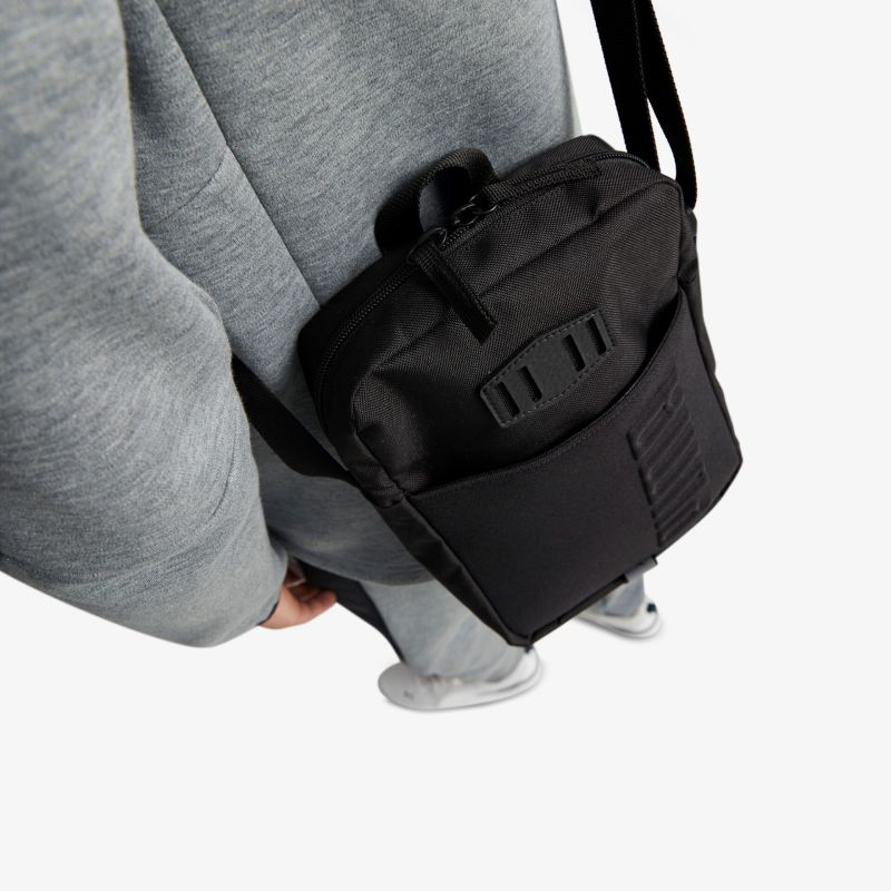 Kompakter, schwarzer Rucksack mit praktischem Design, ideal für den täglichen Gebrauch