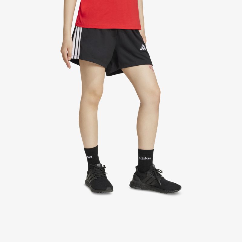 Leichte schwarze Sportschuhe getragen, atmungsaktives Material, rutschfeste Sohle, ideal für sportliche Aktivitäten