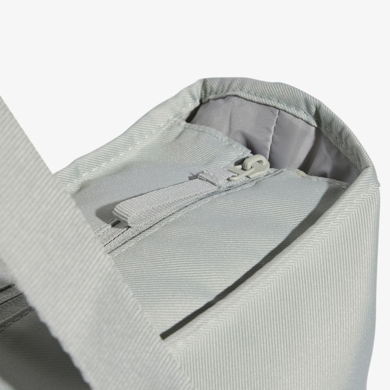 Detailaufnahme eines robusten grauen Reißverschlusses mit langlebigem Material und präziser Verarbeitung