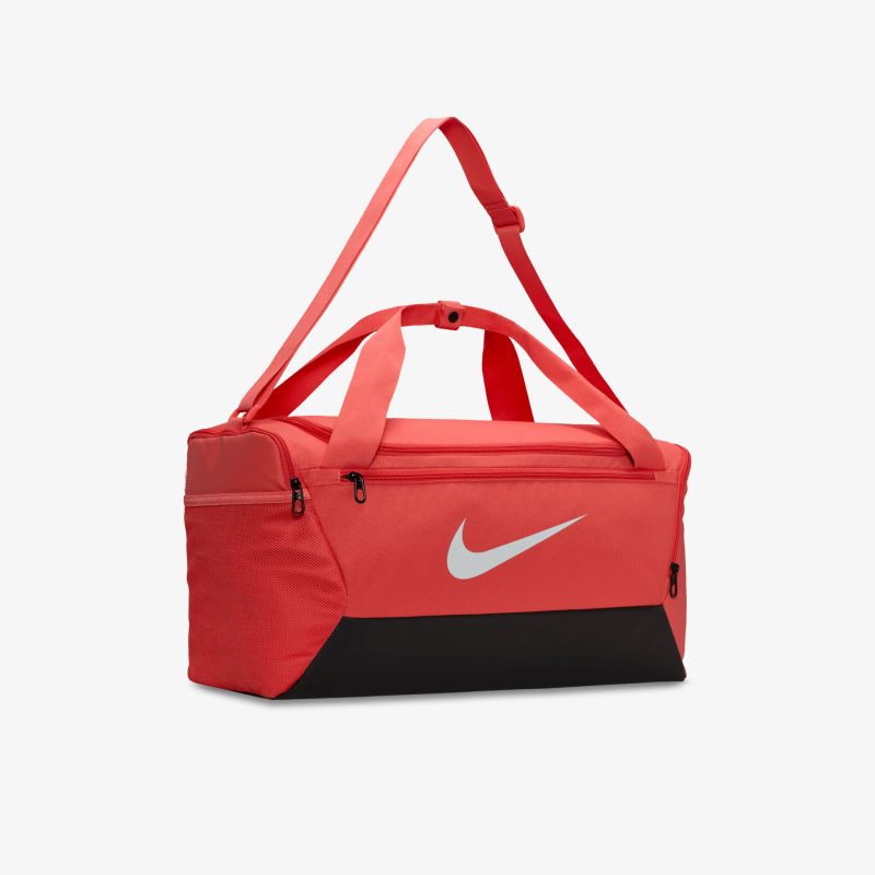 Rote Sporttasche mit Nike-Logo, geräumig und robust, verstellbarer Schultergurt für komfortablen Transport