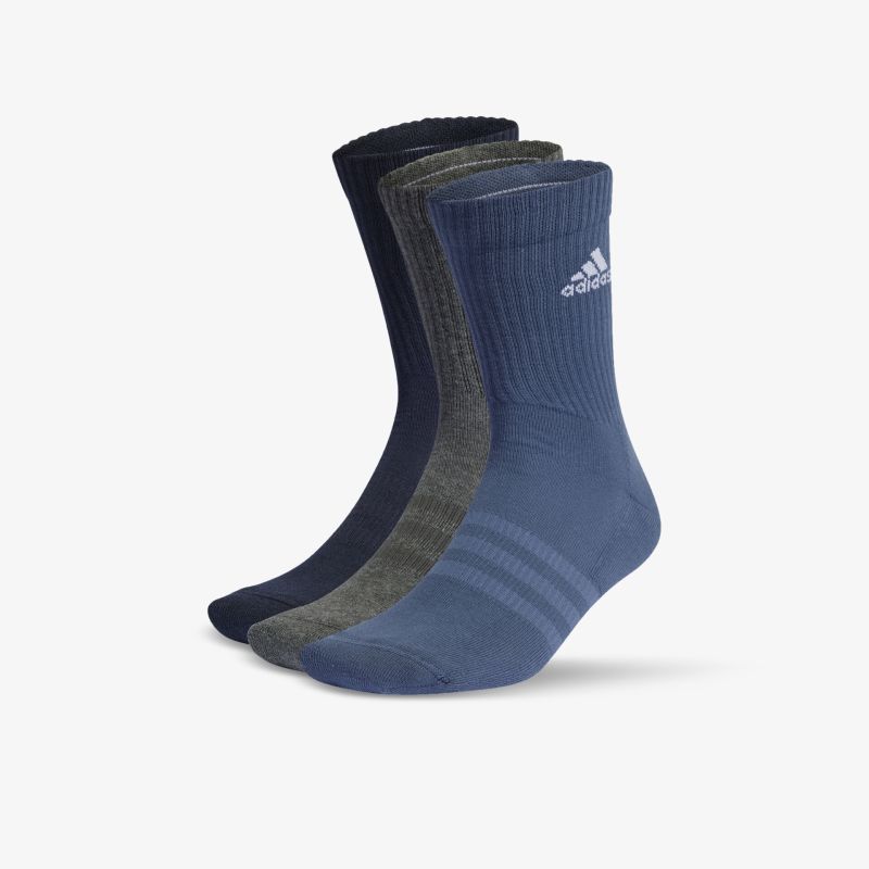 Set mit drei angenehm tragbaren, elastischen und langlebigen Socken in verschiedenen dunklen Farben