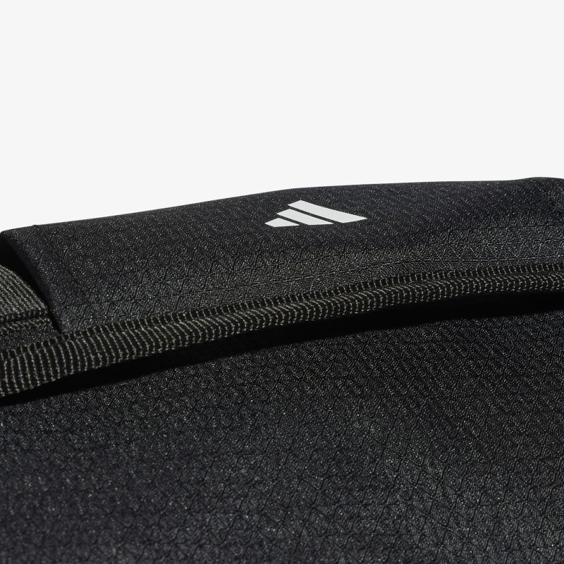 Schwarzer robuster Reißverschluss und sportliches Logo auf kompakter Sporttasche aus hochwertigem Material