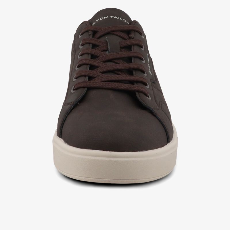 Frontalansicht brauner Sneaker mit weißer Sohle und bequemer Schnürung für lässigen Alltagslook