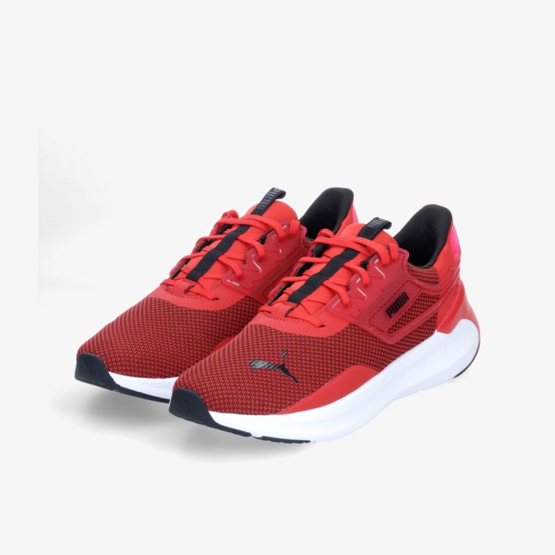 Rote sportliche Sneaker im Paar mit atmungsaktivem Material und gepolsterter Sohle für optimalen Tragekomfort