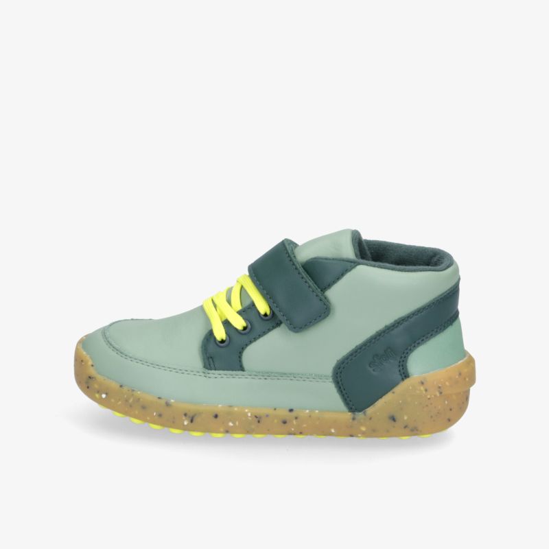 Moderner Sneaker mit Klettverschluss in Grün und Gelb, seitliches Design, robustes Sohlenprofil.