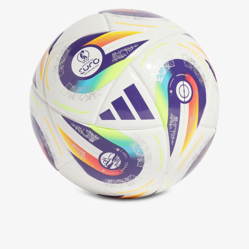 Hochwertiger handgenähter Fußball mit strapazierfähiger Oberfläche für optimale Ballkontrolle und farbenfrohes Design