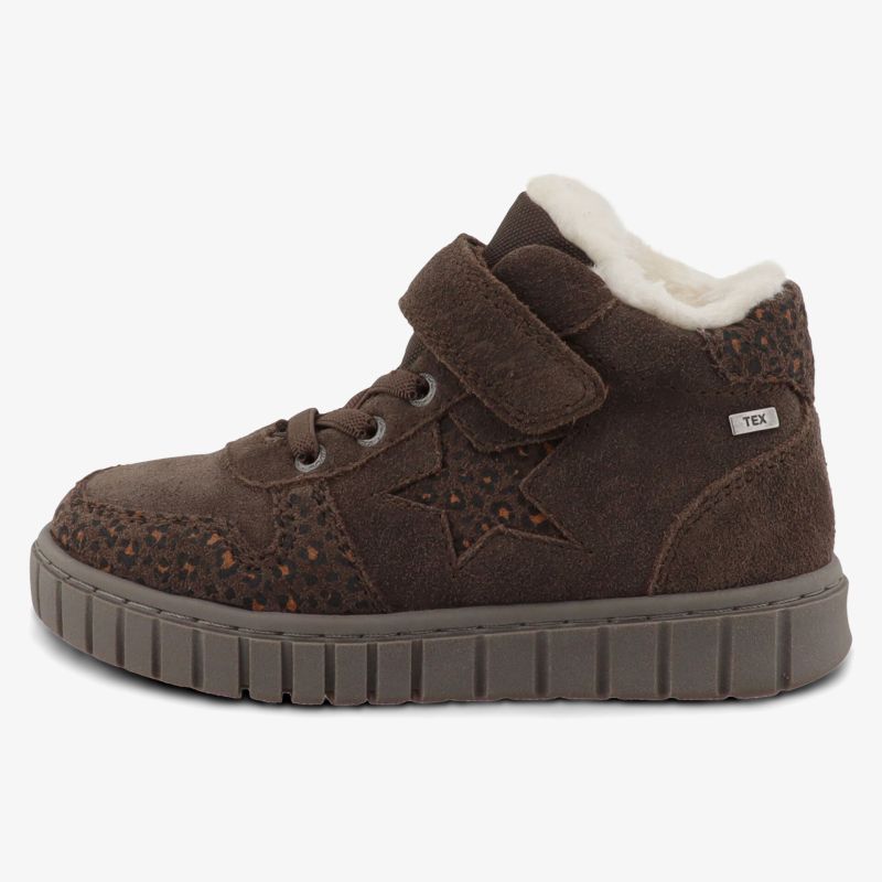 Bequemer brauner Kinderschuh mit weichem Futter und robuster rutschfester Sohle für kalte Tage
