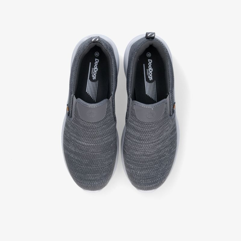 Bequeme graue Slipper Schuhe mit elastischem Obermaterial und rutschfester Sohle, draufsicht auf Paar