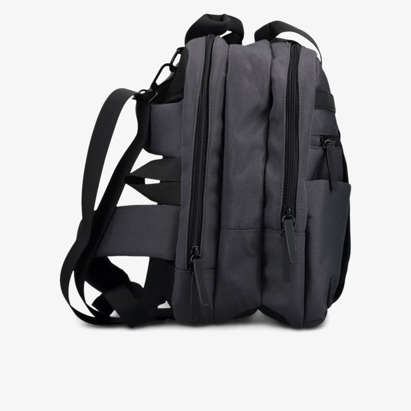 Robuster Rucksack mit großem Stauraum und mehreren Reißverschlusstaschen, gepolsterte Träger für Komfort