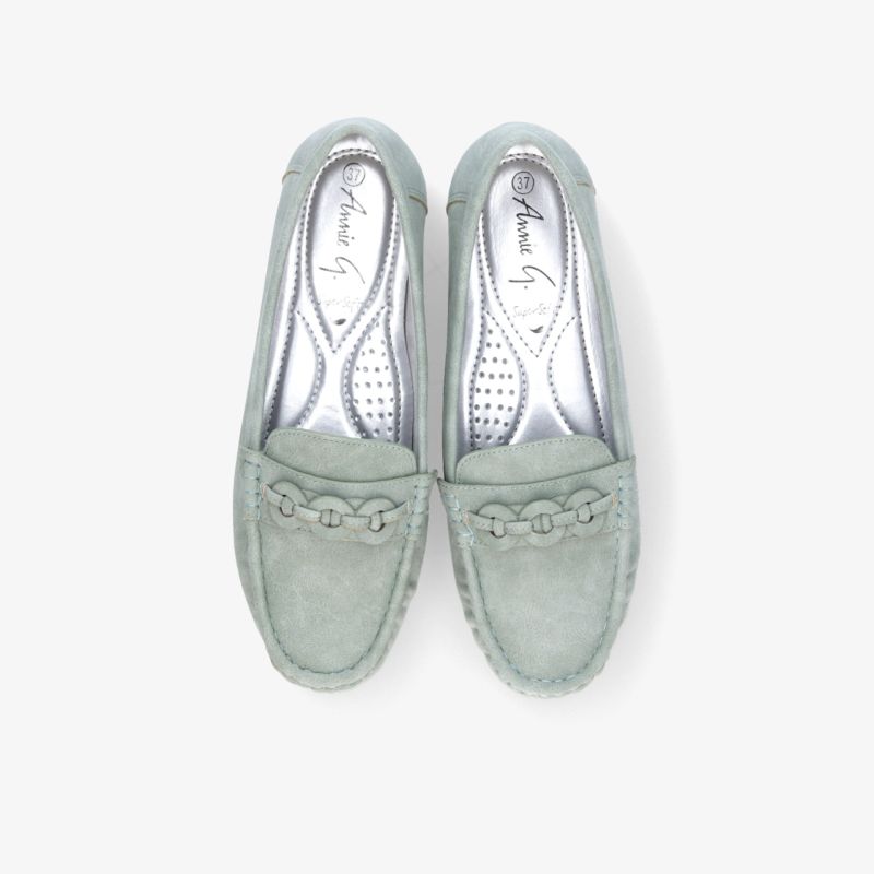 Bequeme graue Mokassins aus weichem Material mit handgenähter Verarbeitung und rutschfester Sohle, ideales leichtes Schuhwerk