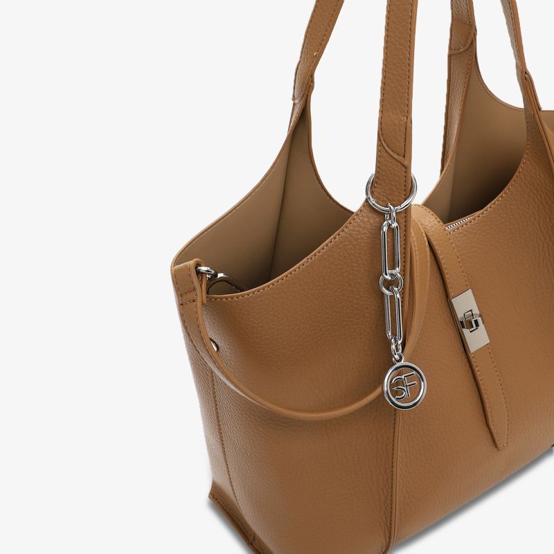Elegante braune Tasche mit silbernen Details und geräumigem Innenraum