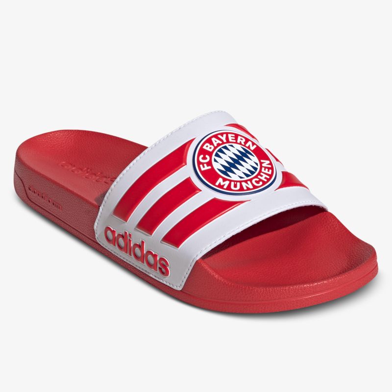 Sportliche rot-weiße Adidas FC Bayern München Sandale mit offenem Zehenbereich und bequemem Design