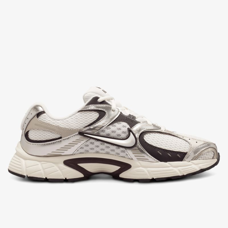 Seitenansicht eines leichten, atmungsaktiven Sneakers mit flexiblem Design und modernem Muster