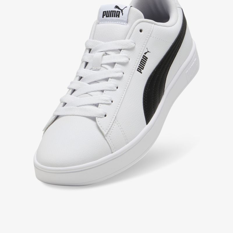 Moderner weißer Puma Sneaker mit schwarzem Streifen, sportlich und bequem, ideal für Alltag und Freizeit