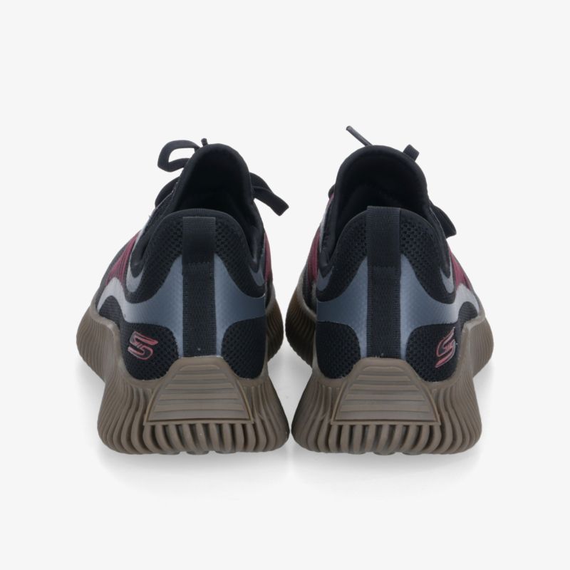 Rückansicht von Sportschuhen mit rutschfester Sohle und robusten, flexiblen Materialien für hohen Tragekomfort