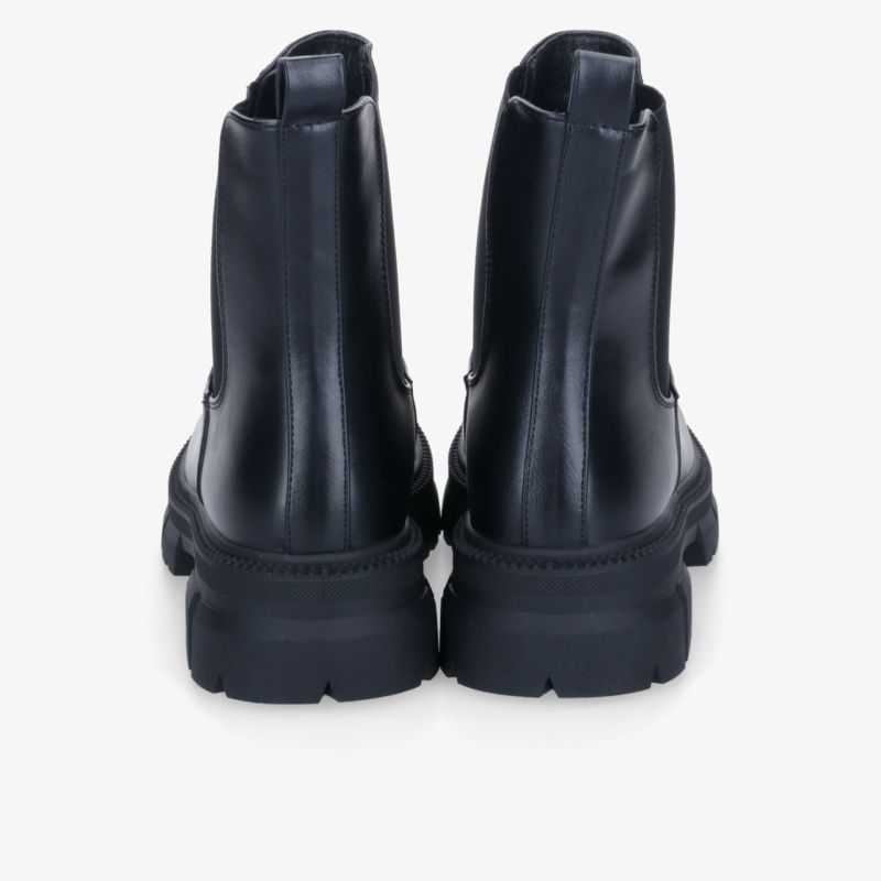 Schwarze Stiefel mit hohem Schaft und robuster, dicker Sohle in Rückansicht