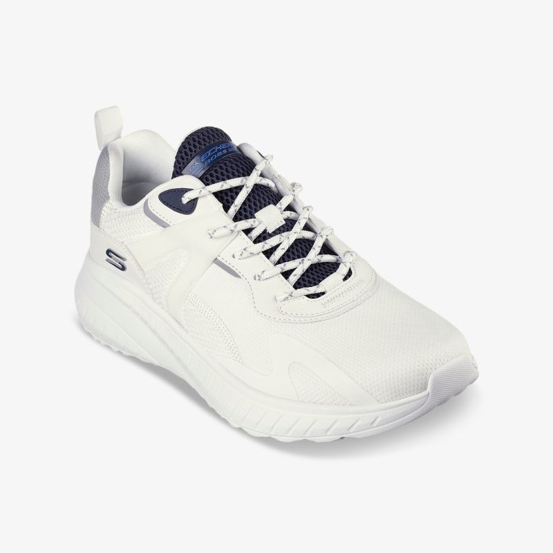 Weißer leichter Sportschuh mit blauen Details und gepolsterter Zunge, atmungsaktiv und rutschfest, schräg vorne fotografiert