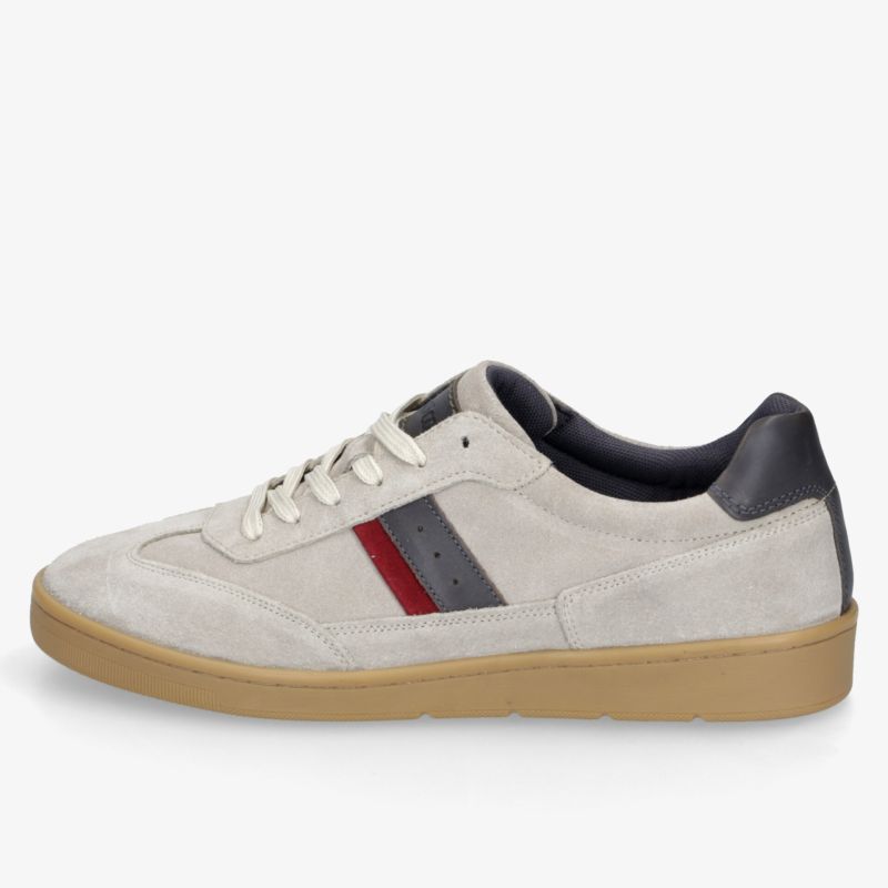 Sportlicher Sneaker aus hochwertigem Wildleder mit rutschfester Sohle, komfortabel und modisch seitlich sichtbar