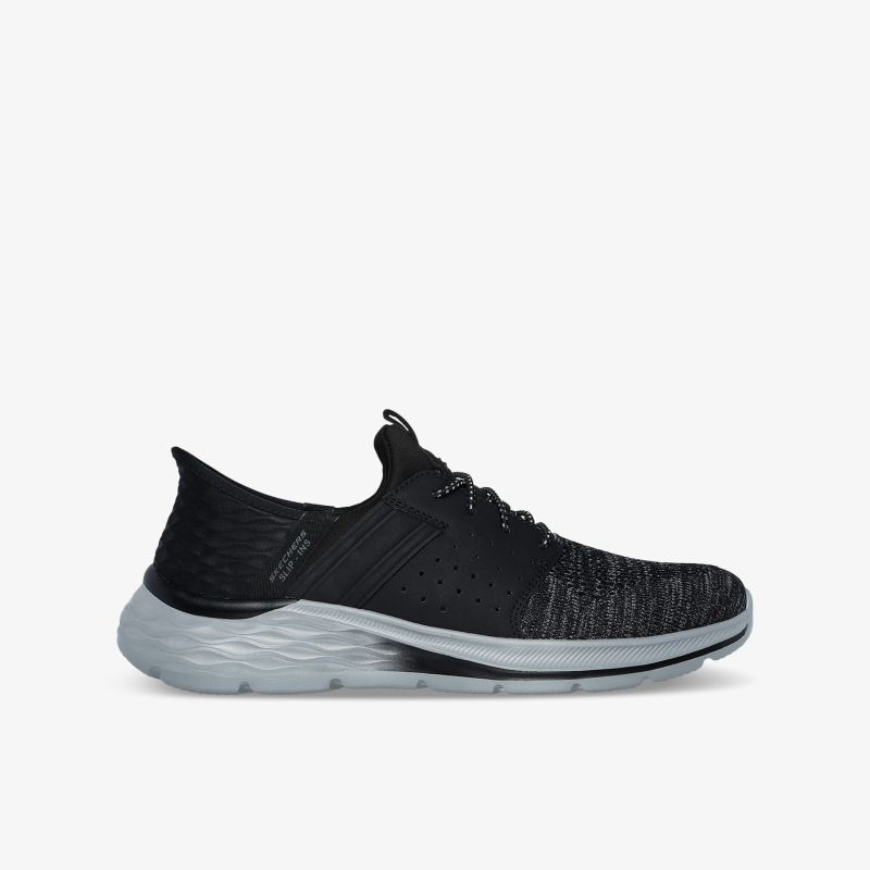 Moderner schwarzer Sneaker mit flexibler Sohle und atmungsaktivem Material in klarer Seitenansicht