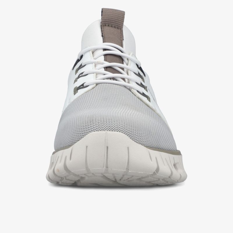 leichter Sportschuh mit atmungsaktivem Material und flexibler Sohle in moderner, sportlicher Frontansicht