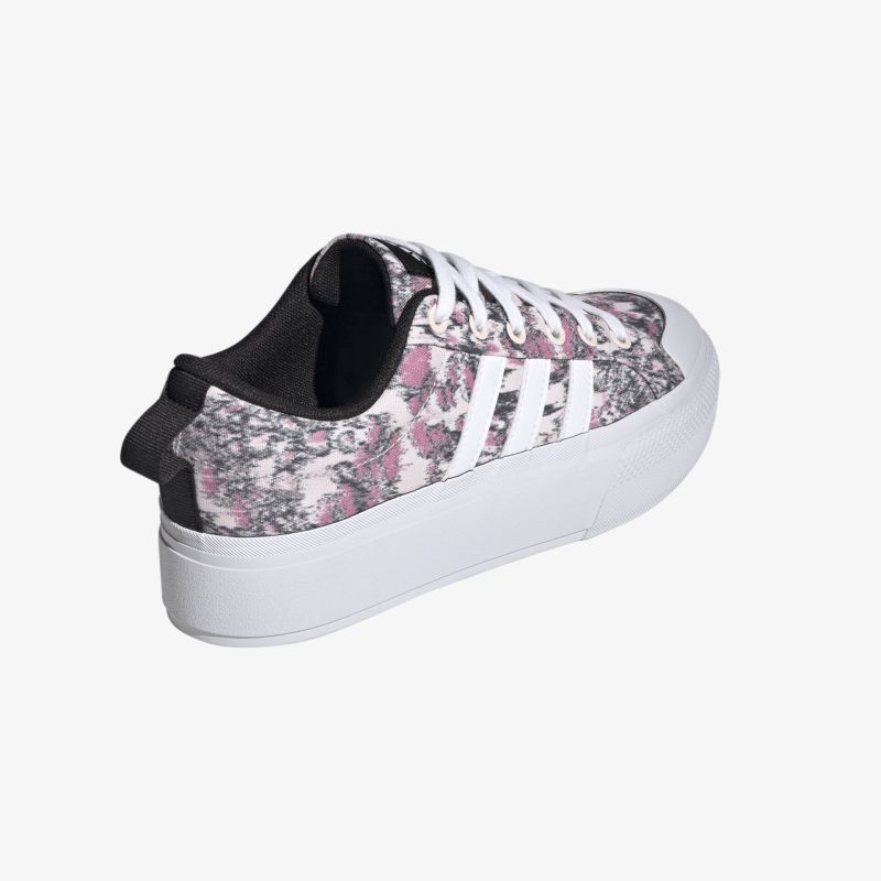 Moderner Sneaker mit floralem Design und klassischer weißer Sohle für trendbewusste Looks.