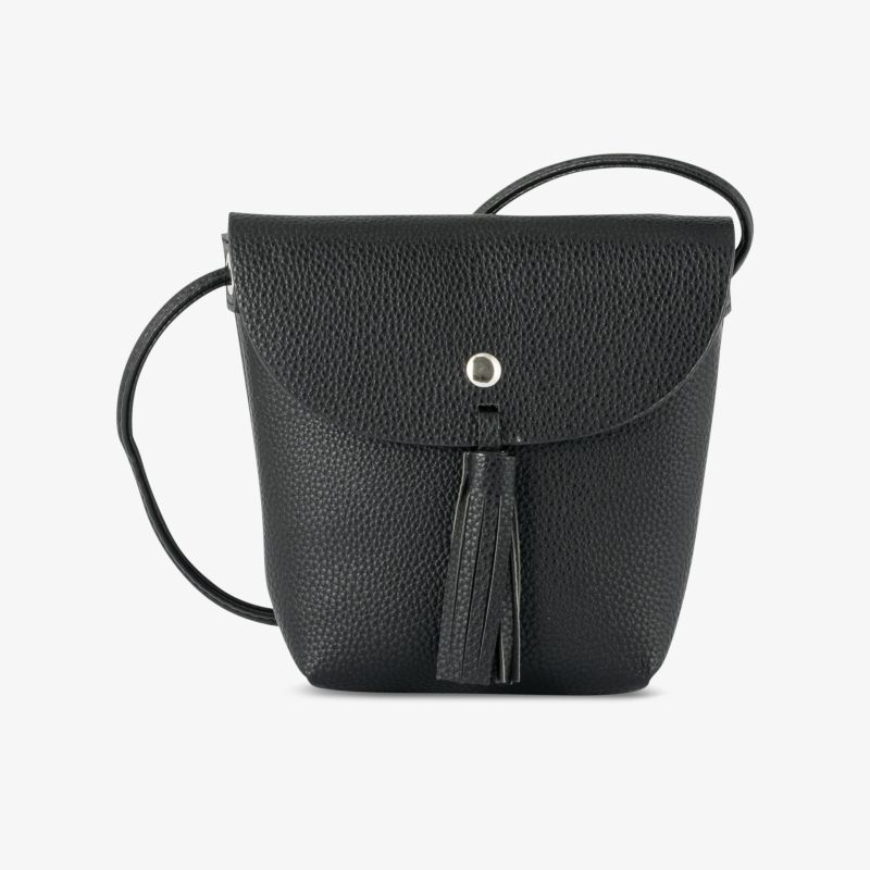 Schwarze Crossbody-Tasche aus Lederimitat mit Fransen-Detail und Druckknopfverschluss. Perfekt für Alltag und Ausgehen.