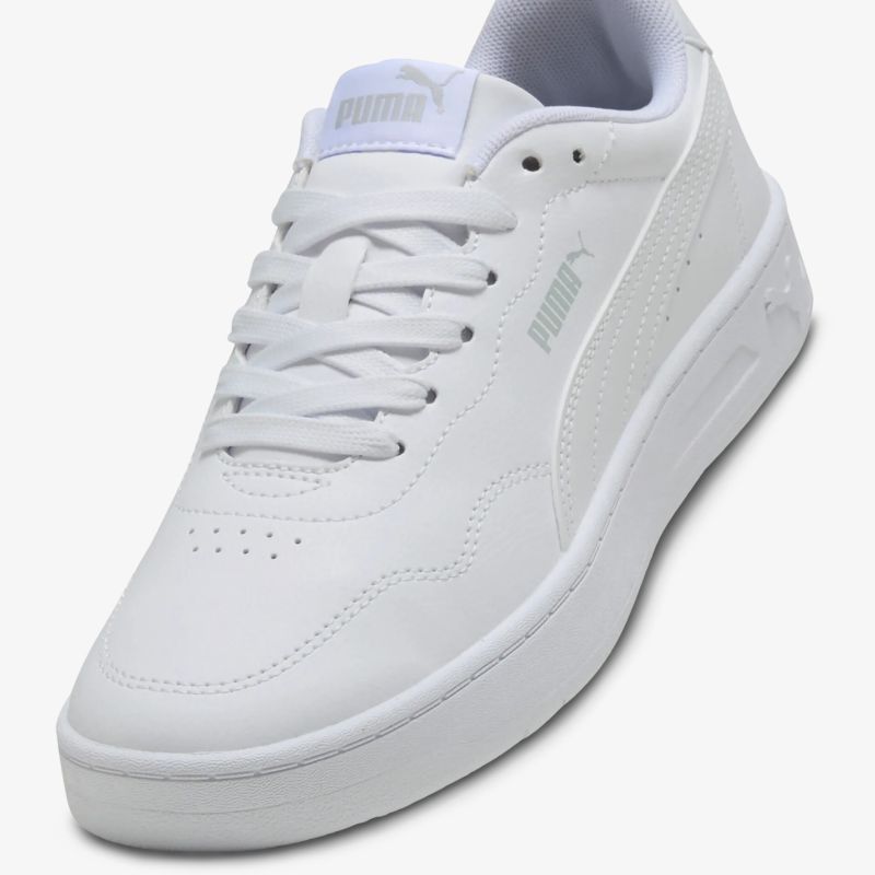 Weißer Sneaker mit glattem Obermaterial und bequemer Schnürung für sportlichen und stylischen Look