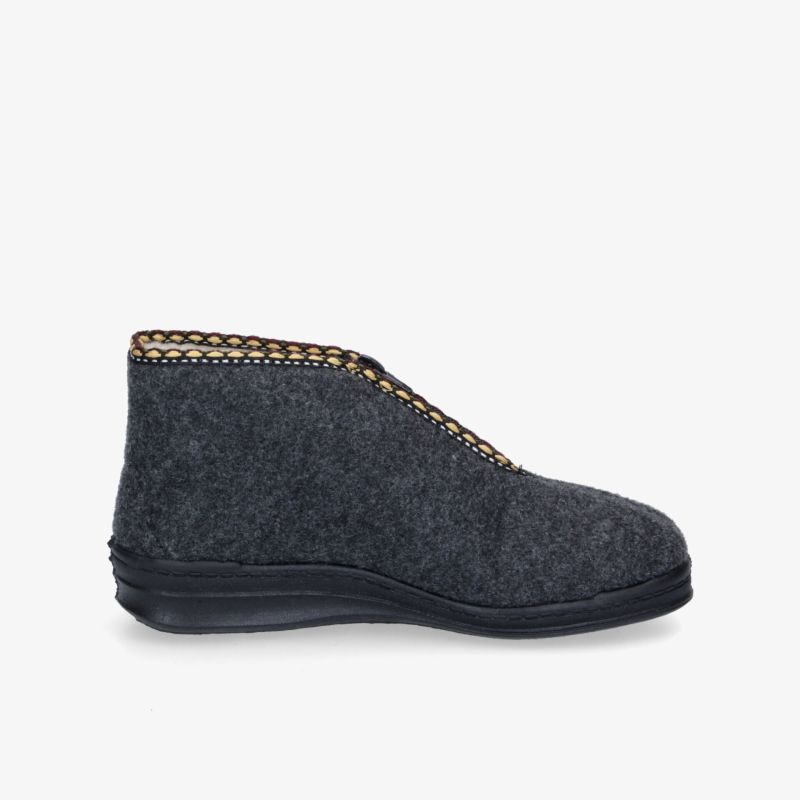 Bequemer warm gefütterter Schuh mit robuster Sohle und stilvollem Design in seitlicher Ansicht