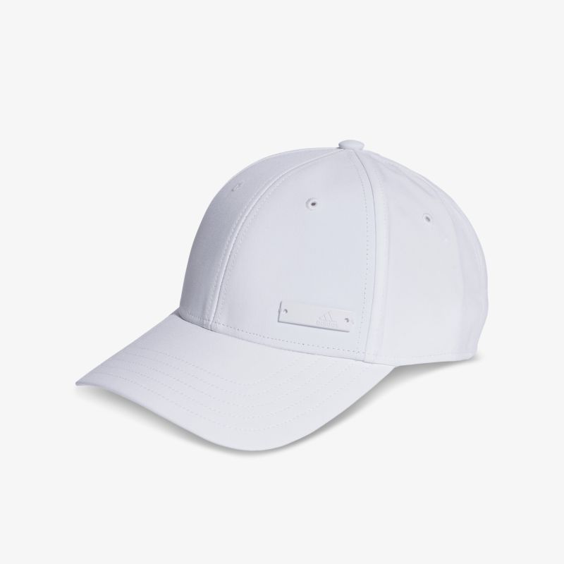 Moderne weiße Basecap mit verstellbarem Riemen und atmungsaktivem Design für vielseitige Outfits.