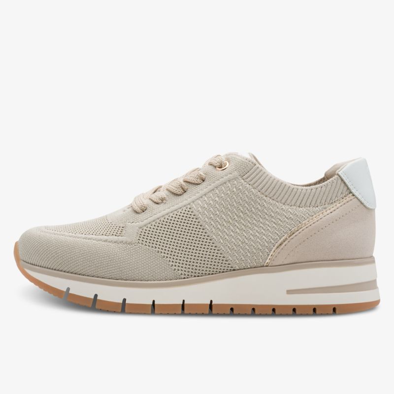 Seitliche Ansicht eines bequemen, atmungsaktiven Sneakers mit flexibler Laufsohle und modernem Design