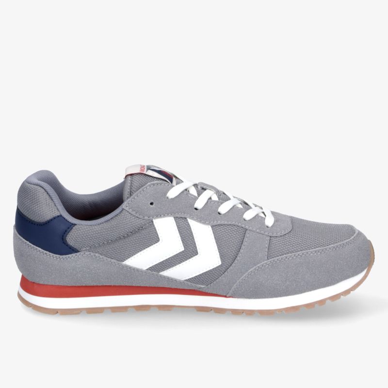 Moderner grauer Sportschuh mit seitlichem weißen Chevron-Logo, gepolstertem Kragen und rutschfester Sohle