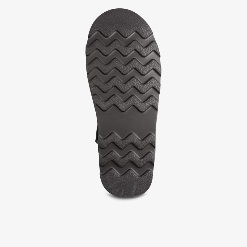 Robuste Schuhsohle mit tiefem Profil für optimalen Halt und rutschfeste Leistung auf verschiedenen Untergründen