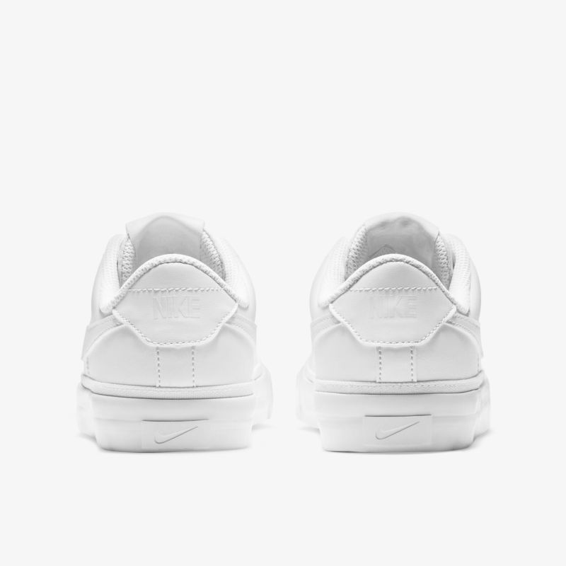Klassische weiße Sneaker, bequem und vielseitig für einen zeitlosen Look.