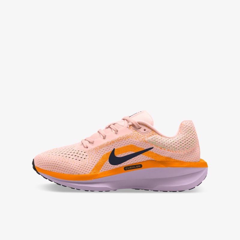 Leichter Sportschuh in Rosa und Orange mit atmungsaktivem Material und gedämpfter, flexibler Sohle in seitlicher Ansicht