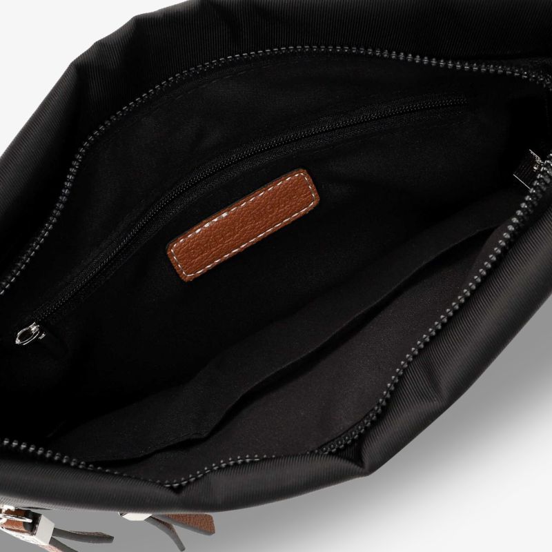 Detailaufnahme geöffneter Tasche mit Reißverschluss und geräumigem Innenfach für sichere und bequeme Aufbewahrung