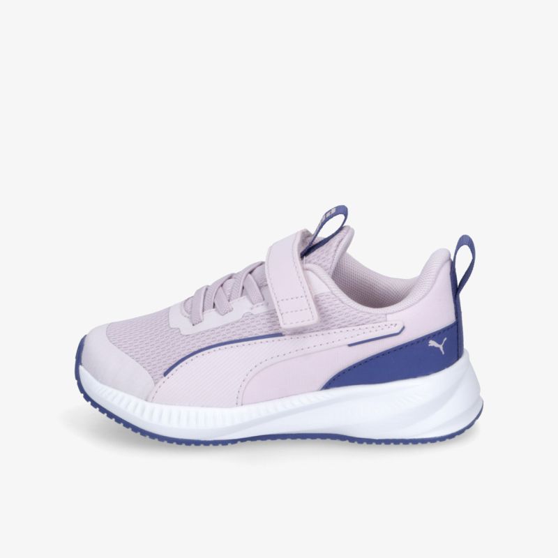 Moderner, leichter Sportschuh mit atmungsaktivem Material und rutschfester, flexibler Sohle in seitlicher Ansicht