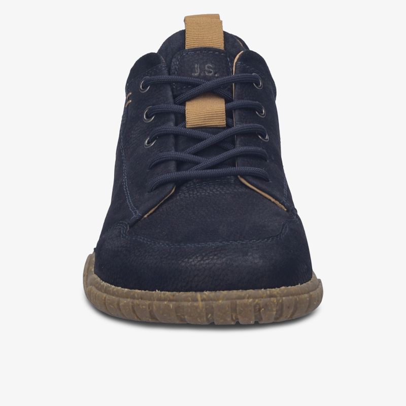 Blauer Veloursleder Schuh mit bequemer Schnürung und robuster brauner Gummisohle frontal aufgenommen