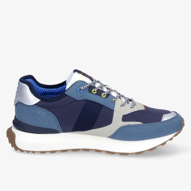 Seitliche Ansicht eines sportlichen blauen Laufschuhs mit atmungsaktivem Material und gepolstertem Einstieg