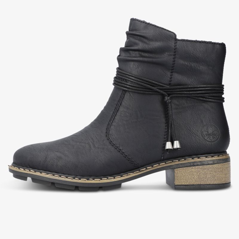 Eleganter schwarzer Stiefel mit leichtem Absatz und dekorativem Wickelriemen, komfortabel und modisch