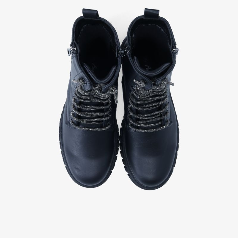 Robuste schwarze Schuhe mit bequemer Passform und rutschfester Sohle, ideal für vielseitigen Einsatz