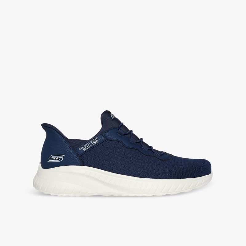 Seitliche Ansicht eines leichten blauen Sneakers mit atmungsaktivem Material und rutschfester weißer Sohle