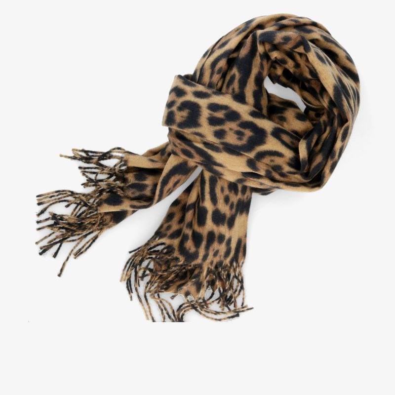 Eleganter Schal mit Leopardenmuster und Fransen für stilvolle Akzente und angenehme Wärme.