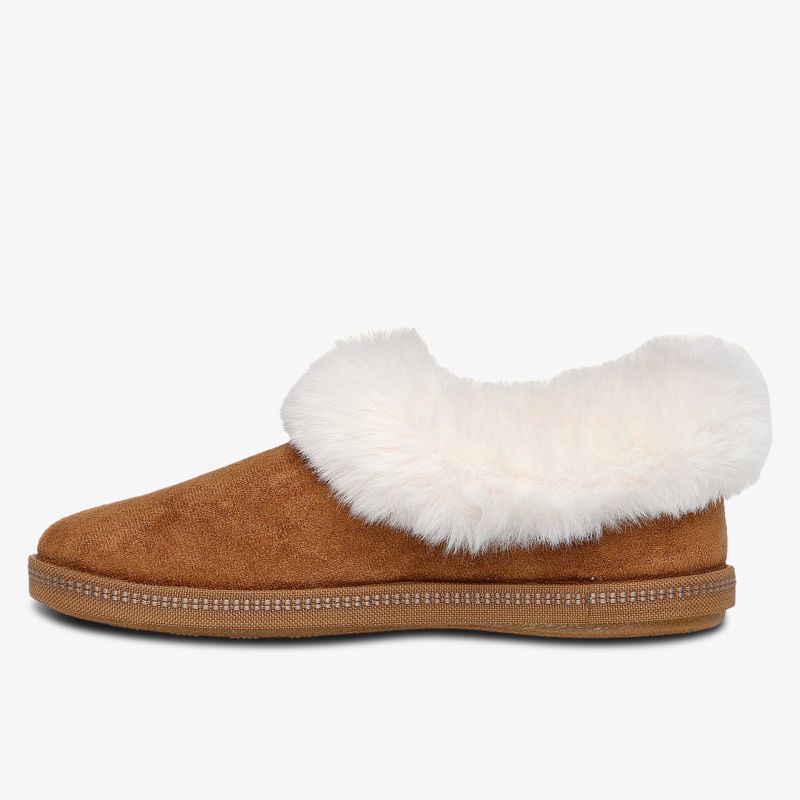 Bequeme braune Hausschuhe mit weichem weißem Fellrand und rutschfester Sohle für gemütlichen Komfort