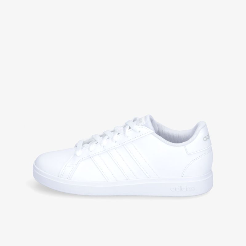 Weißer sportlicher Sneaker mit schnürsenkeln, bequem und langlebig, klar sichtbare seitliche Ansicht