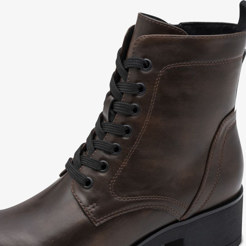Robuster brauner Schnürstiefel aus hochwertigem Leder mit rutschfester Sohle und bequemem Schnitt