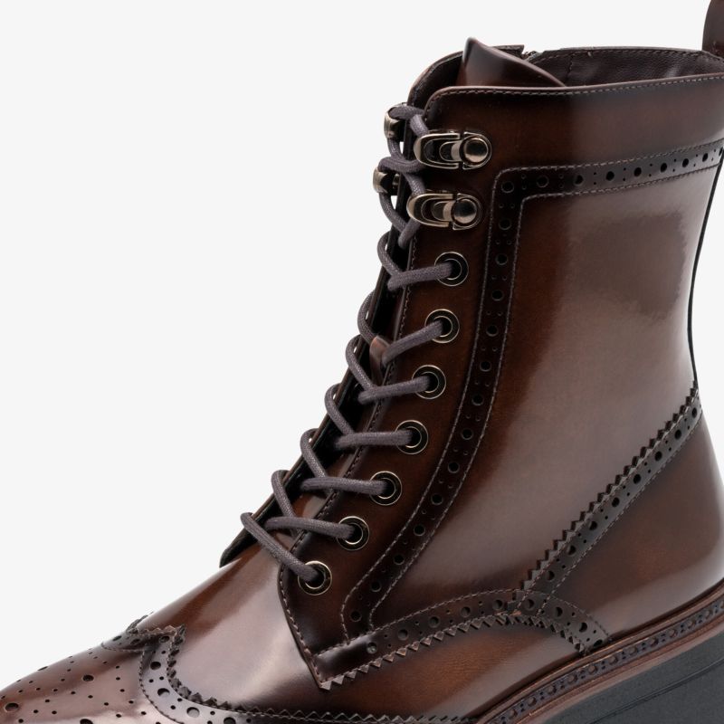 Brauner eleganter Lederstiefel mit Schnürung und feinen Nahtdetails, hoch geschnitten für stilvollen Komfort