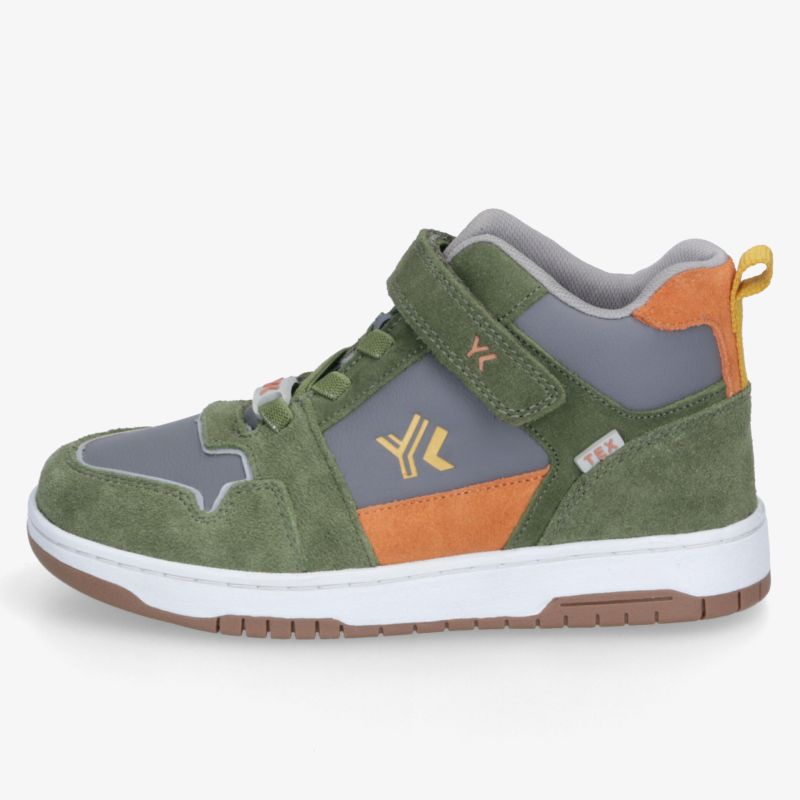 Grüner Sneaker mit orangefarbenen Akzenten, gepolstertem Schaft und robuster Profilsohle in seitlicher Ansicht