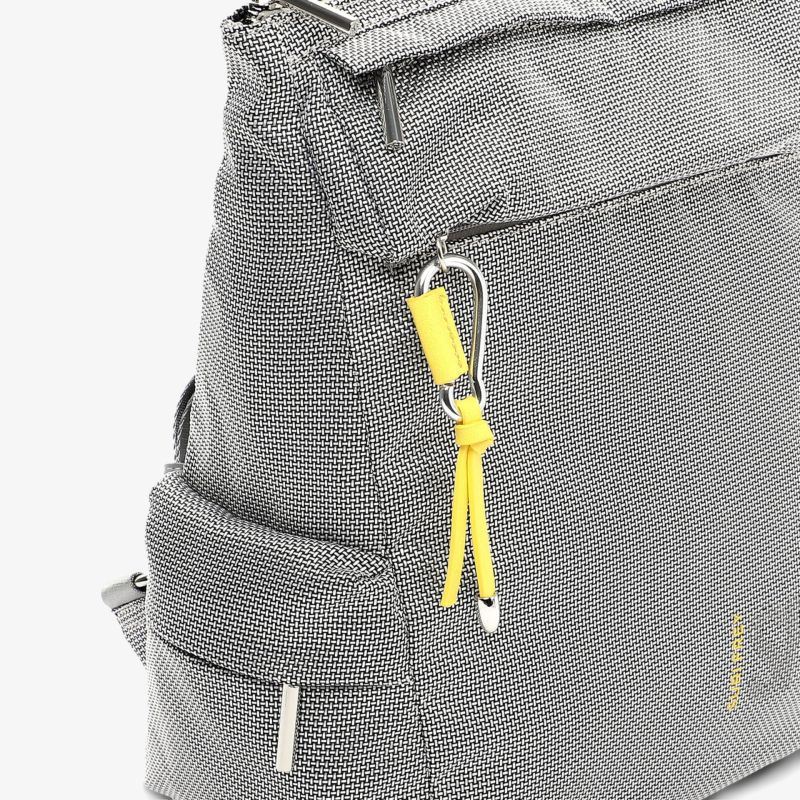 Detailaufnahme eines robusten, modischen Rucksacks mit gepolstertem Material und praktischem Reißverschluss