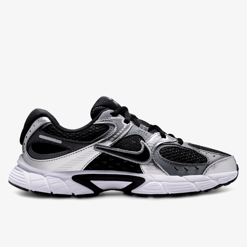 seitlich abgebildeter sportlicher Laufschuh mit atmungsaktivem Obermaterial und stabiler Sohle