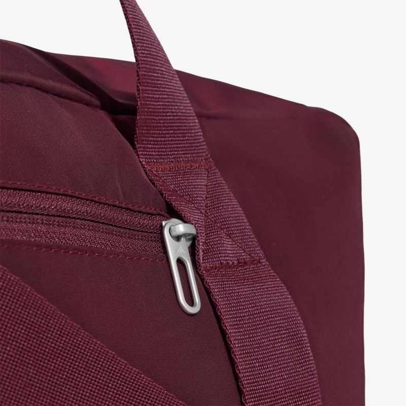 Detailaufnahme eines robusten dunkelroten Taschenmaterials mit Reißverschluss und strapazierfähigem Griff